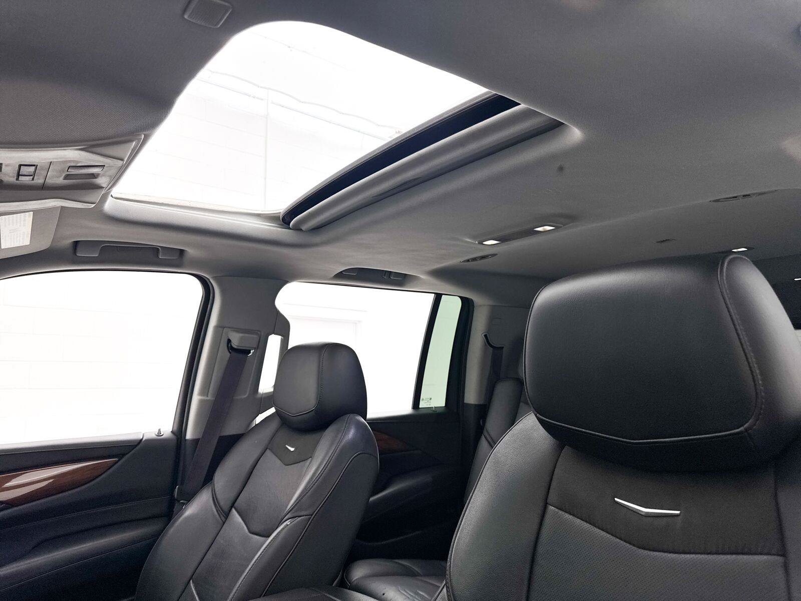 Used 2017 Cadillac Escalade ESV Luxury AWD/4WD image 6