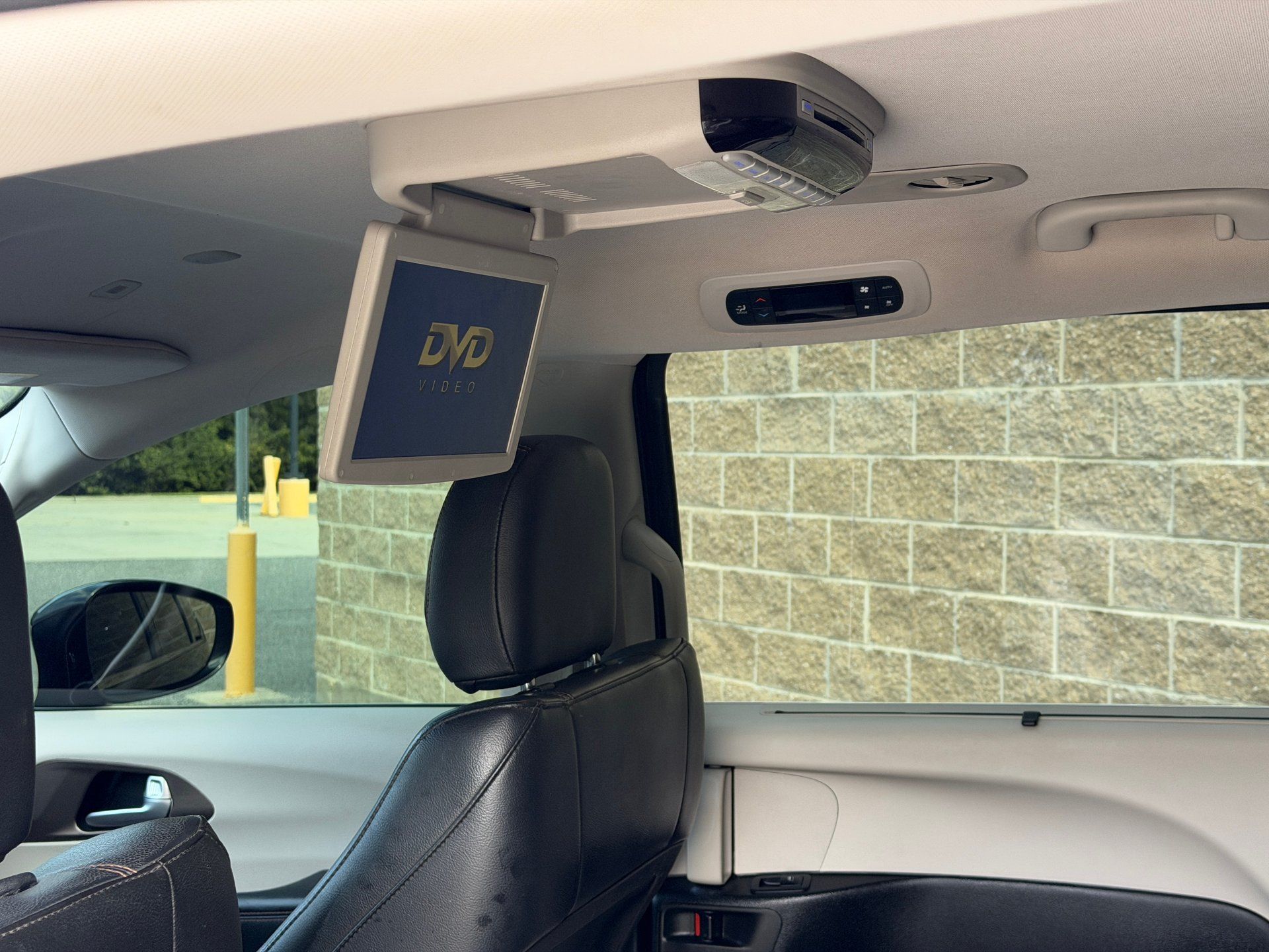 Used 2018 Chrysler Pacifica Touring-L FWD image 19
