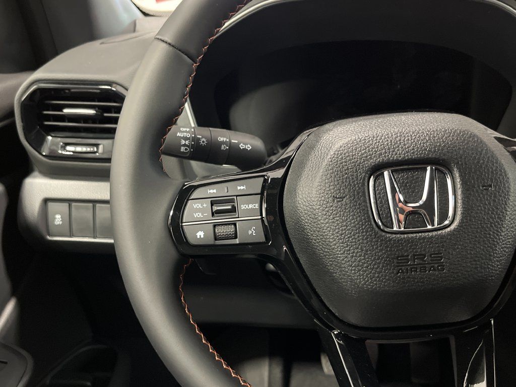 Used 2025 Honda Pilot Sport image 17