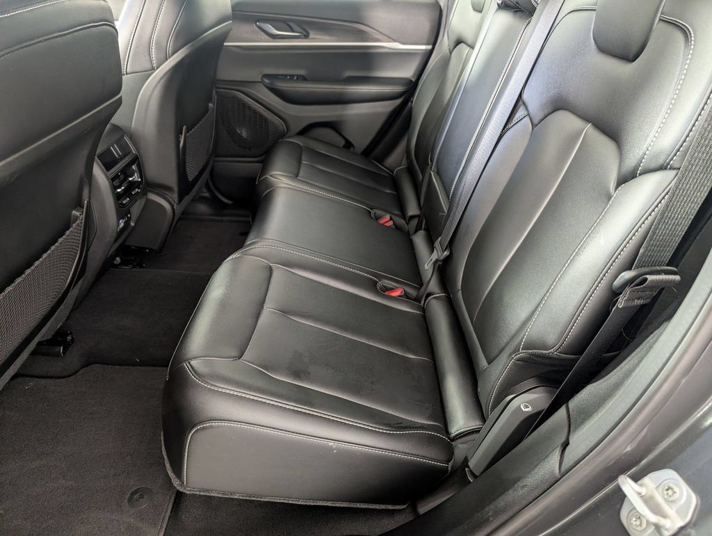 Used 2025 Jeep Grand Cherokee Limited AWD/4WD image 25