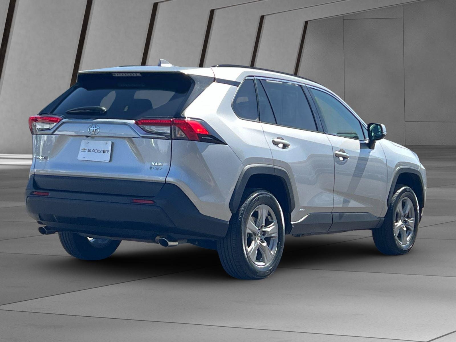 Used 2025 Toyota RAV4 XLE AWD/4WD image 4