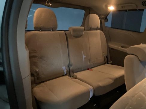 Used 2018 Toyota Sienna LE w/ Carpet Mat Package FWD image 13