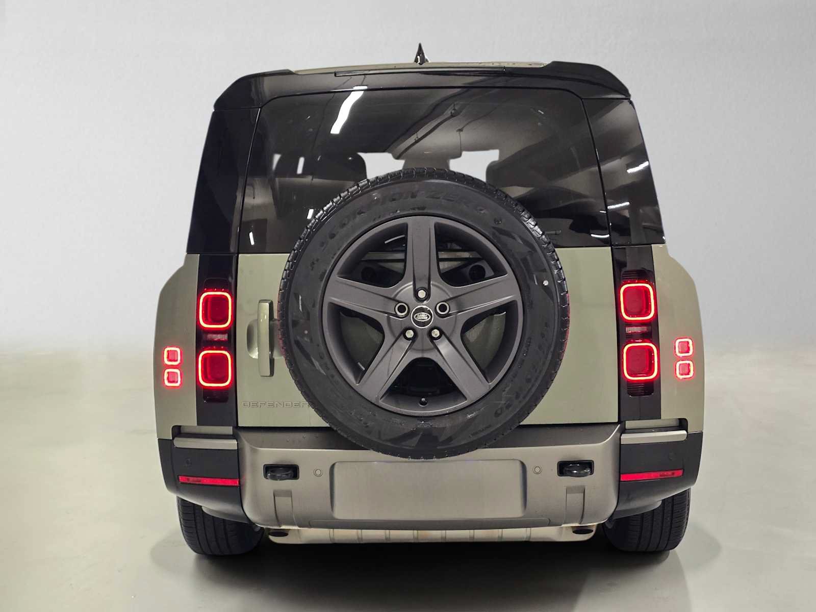 Used 2025 Land Rover Defender 130 X-Dynamic SE AWD/4WD image 4