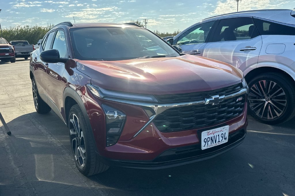 Used 2025 Chevrolet Trax RS w/ Driver Confidence Package FWD image 2