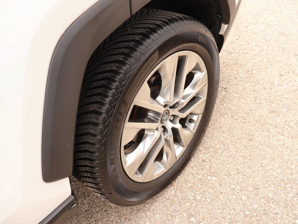 Used 2020 Toyota RAV4 XLE Premium FWD image 46