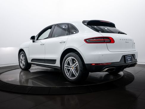 Certified 2018 Porsche Macan image 3