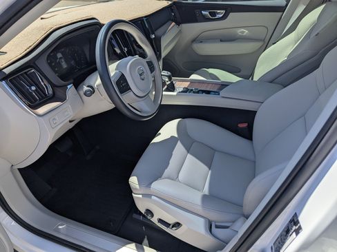 Used 2021 Volvo XC60 T5 Momentum w/ Advanced Package AWD/4WD image 9