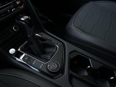 New 2025 Volkswagen Taos SE image 9