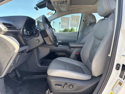 Used 2024 Toyota Sienna Limited image 20