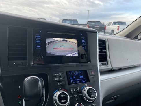 Used 2015 Toyota Sienna L image 54
