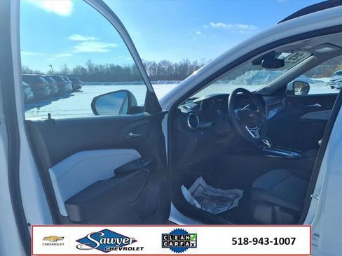 Used 2025 Chevrolet Trax LT w/ Driver Confidence Package image 11