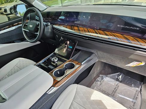 New 2026 Cadillac Escalade ESV Platinum Sport w/ LPO, ONYX Package AWD/4WD image 10