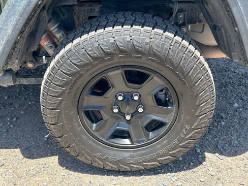 Used 2023 Jeep Gladiator Mojave w/ Trailer Tow Package AWD/4WD image 9