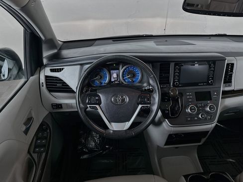 Used 2020 Toyota Sienna XLE image 21