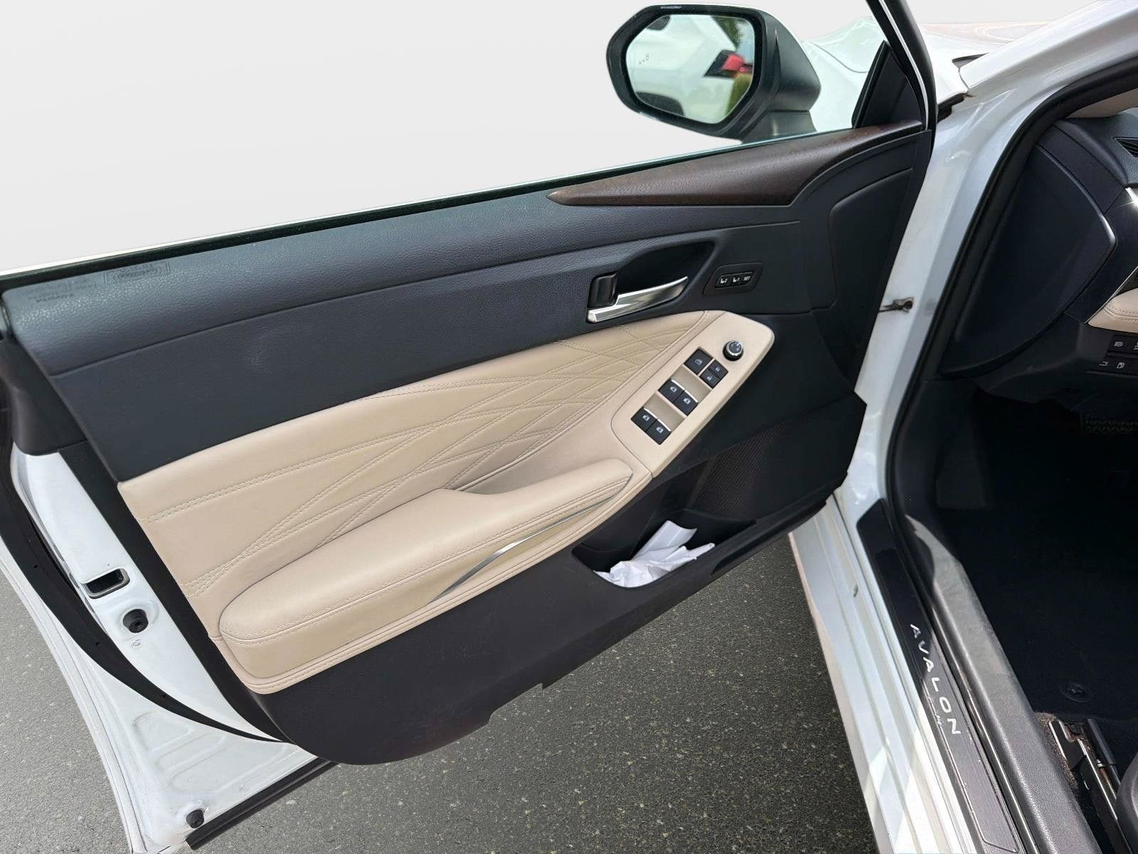 Used 2019 Toyota Avalon Limited FWD image 18