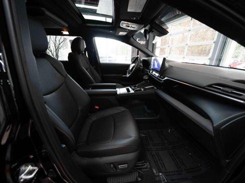 Used 2025 Toyota Sienna XLE Woodland Edition image 28