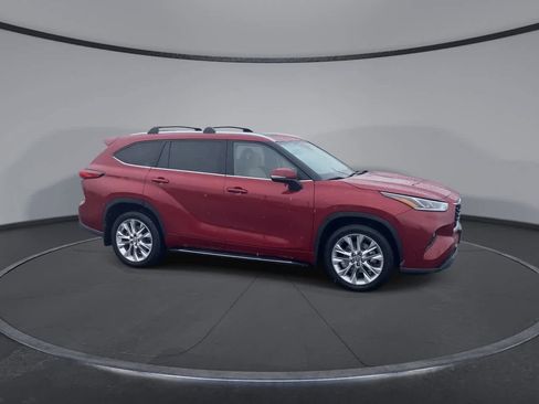 Used 2023 Toyota Highlander Limited image 2