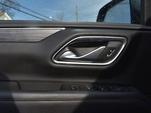 Used 2024 GMC Yukon XL SLT w/ SLT Premium Package image 11