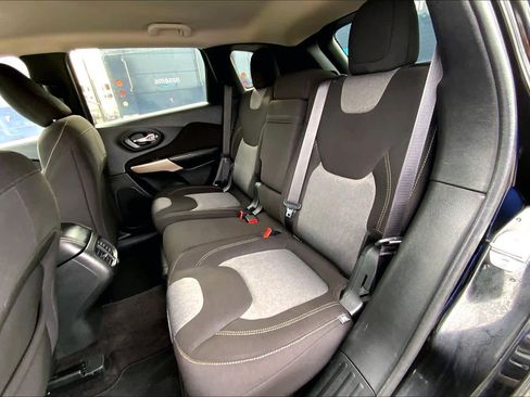 Used 2017 Jeep Cherokee Sport image 17