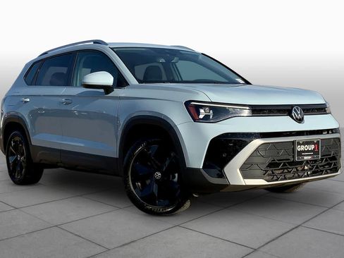 Used 2025 Volkswagen Taos SE image 3