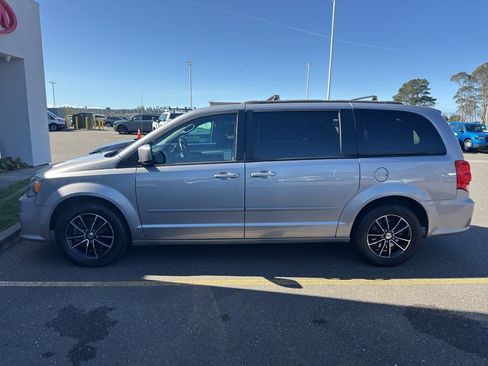 Used 2016 Dodge Grand Caravan R/T image 2