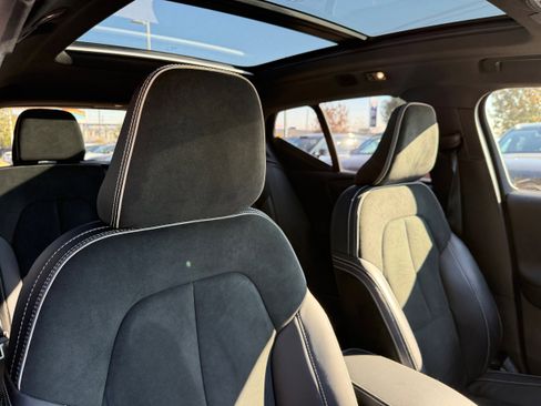 Used 2022 Volvo XC40 T4 R-Design w/ Advanced Package image 11