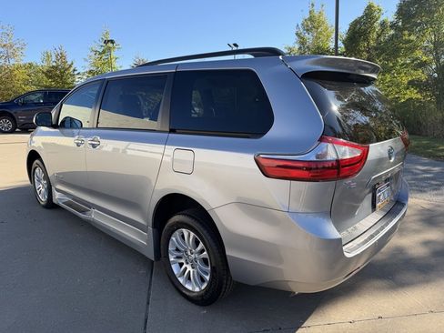 Used 2017 Toyota Sienna XLE image 3