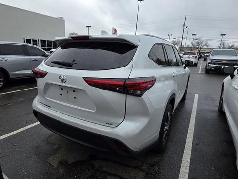 Used 2022 Toyota Highlander XLE image 3