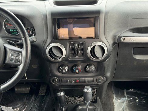 Used 2015 Jeep Wrangler Unlimited Sahara w/ Connectivity Group AWD/4WD image 13