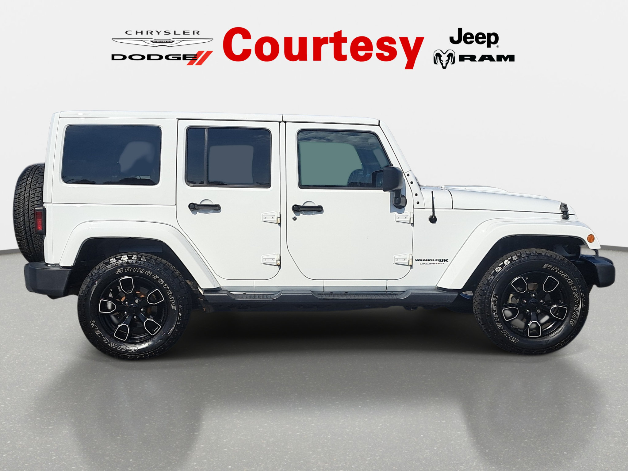 Used 2018 Jeep Wrangler Unlimited Sahara w/ Dual Top Group AWD/4WD image 3