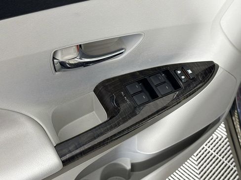 Used 2015 Toyota Venza LE image 18