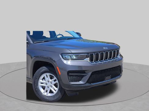 Used 2023 Jeep Grand Cherokee Laredo AWD/4WD image 2