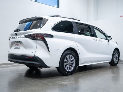 Used 2025 Toyota Sienna LE AWD/4WD image 9