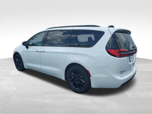 New 2027 Chrysler Pacifica Select w/ S Appearance Package FWD image 3