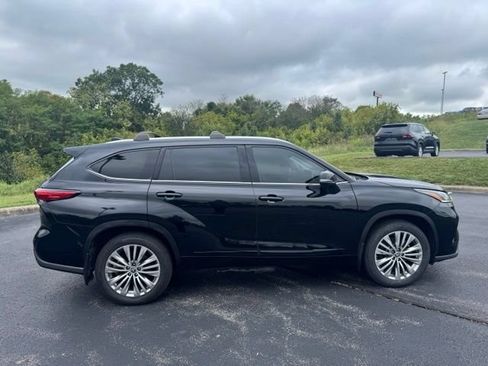 Used 2023 Toyota Highlander Platinum AWD/4WD image 2