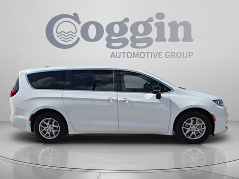 Used 2025 Chrysler Pacifica Select FWD image 7