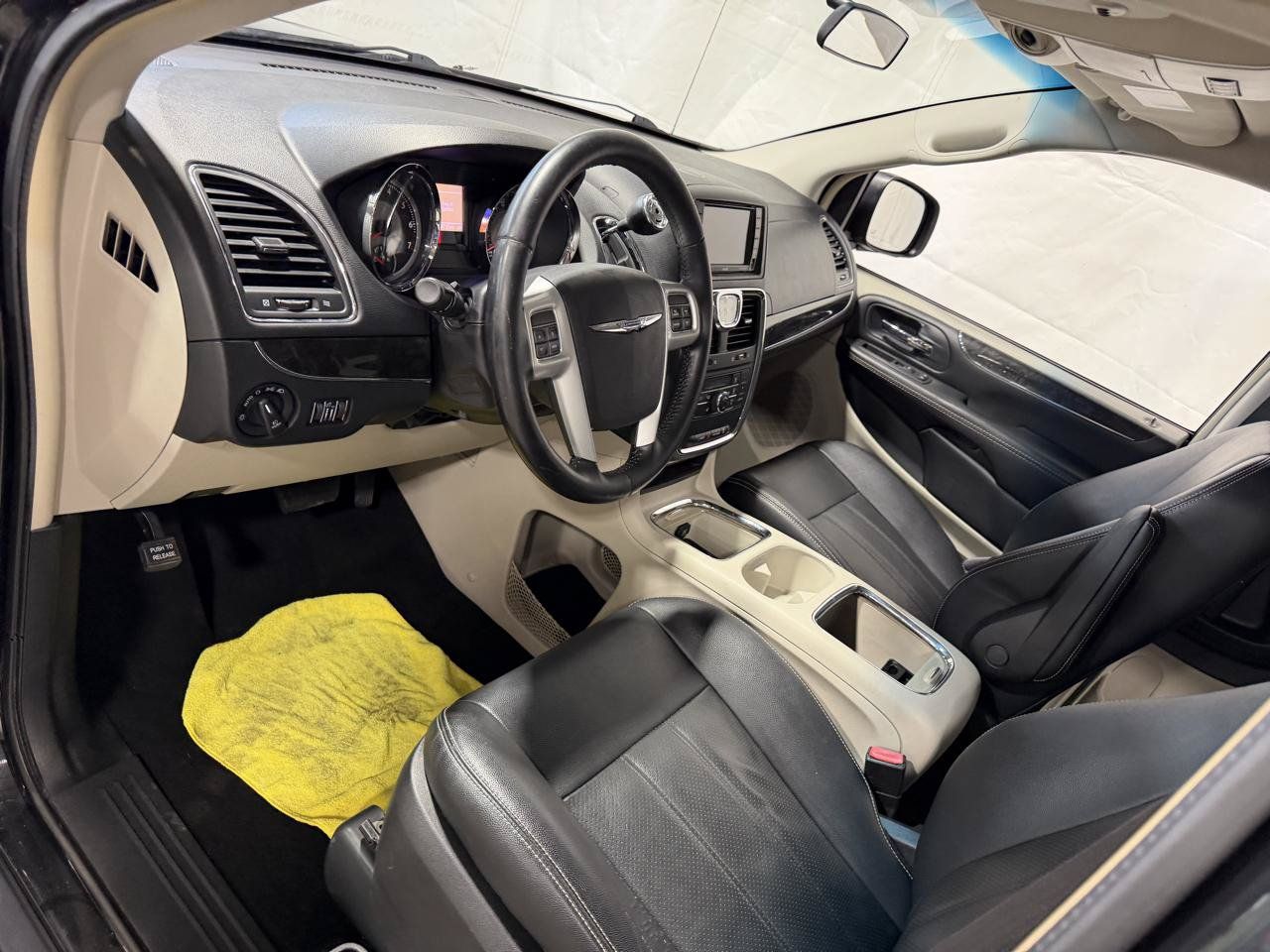 Used 2016 Chrysler Town & Country Touring FWD image 21