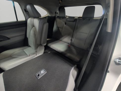 Used 2020 Toyota Highlander XLE image 13