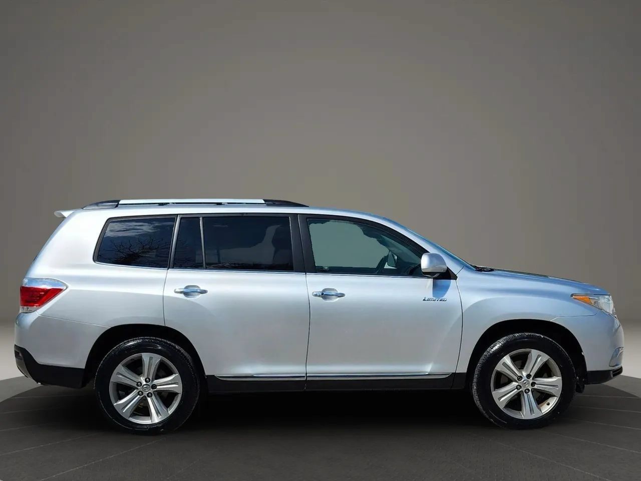 Used 2012 Toyota Highlander Limited w/ Tow Pkg FWD image 6
