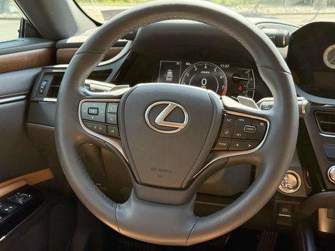 Used 2023 Lexus ES 350 w/ Premium Package FWD image 9