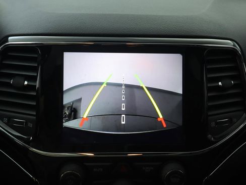 Used 2021 Jeep Grand Cherokee Limited image 21