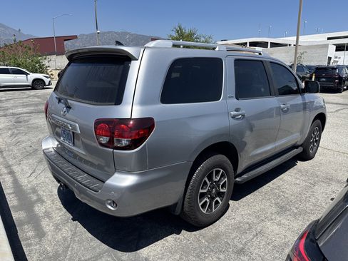 Used 2019 Toyota Sequoia SR5 AWD/4WD image 3
