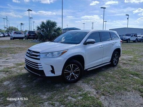 Used 2018 Toyota Highlander LE FWD image 2
