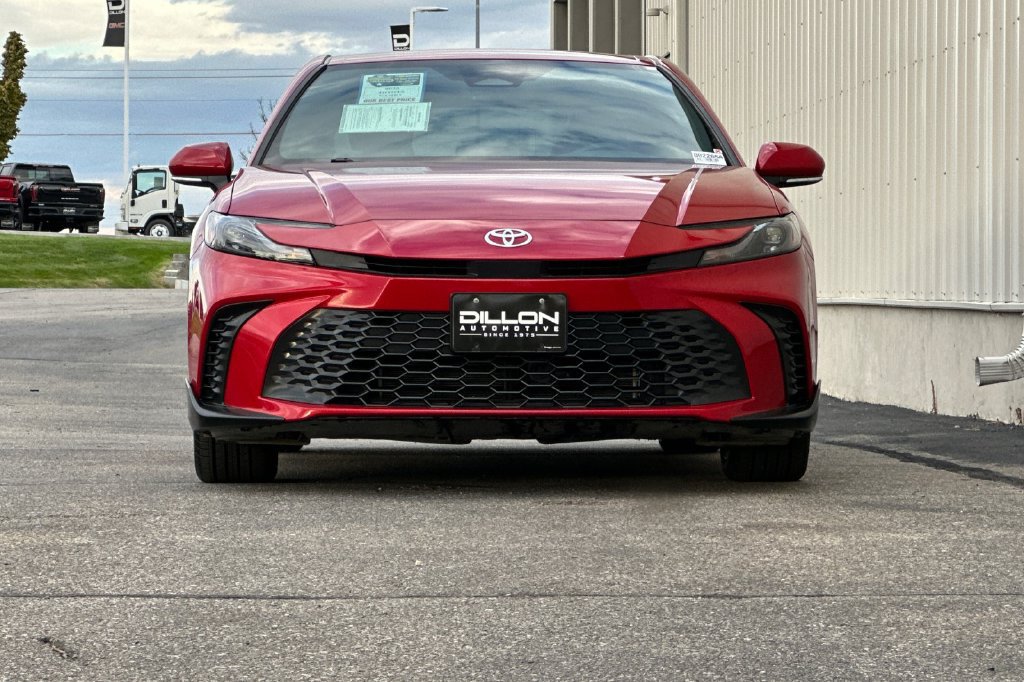 Used 2025 Toyota Camry SE w/ Convenience Package FWD image 3