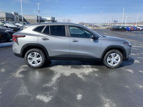 Used 2024 Chevrolet Trax LS image 9