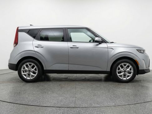 Used 2025 Kia Soul LX w/ LX Technology Package FWD image 11