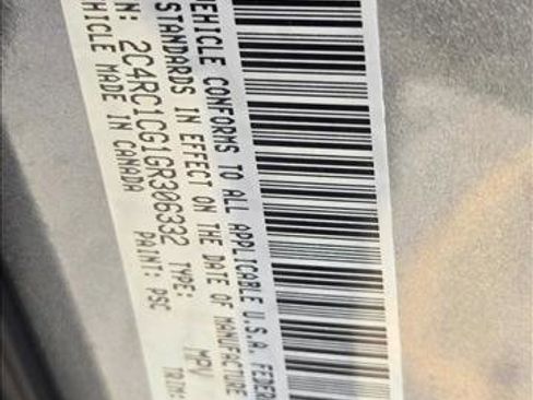 Used 2016 Chrysler Town & Country Touring-L image 16