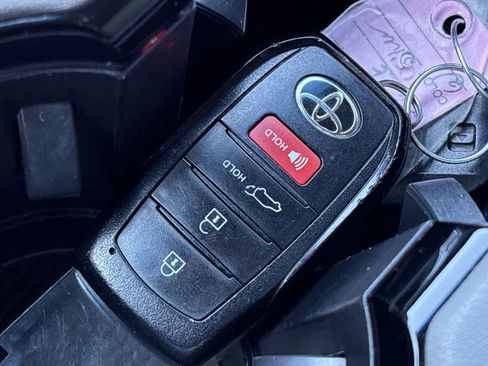 Used 2023 Toyota Venza LE image 39