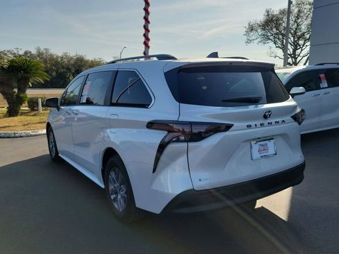 New 2026 Toyota Sienna XLE image 4