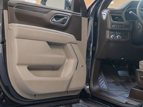 Used 2023 GMC Yukon XL SLT w/ SLT Premium Package image 45